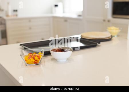 In cucina, preparate la pizza fatta in casa utilizzando ingredienti freschi sul bancone, copiate lo spazio Foto Stock