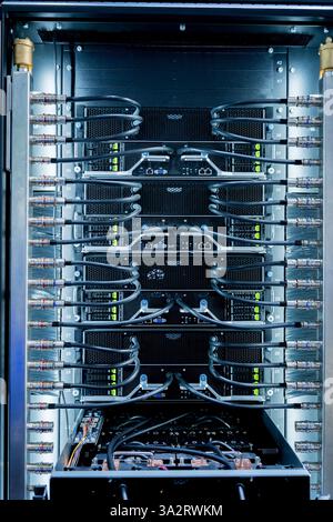Primo piano di un data center e di un'unità di elaborazione con cavi e processori. Concetto di hardware e connettività per il centro di elaborazione ai Foto Stock
