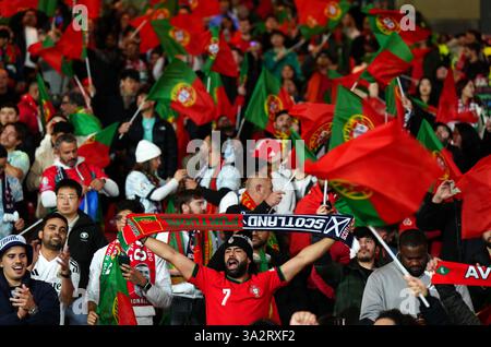 I tifosi portoghesi in tribuna davanti alla partita del gruppo A1 della UEFA Nations League a Hampden Park, Glasgow. Data foto: Martedì 15 ottobre 2024. Foto Stock