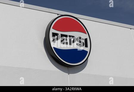 Indianapolis - 12 marzo 2025: Logo Pepsi in cima a uno snack bar. Pepsi e PepsiCo sono tra i più grandi produttori di bibite analcoliche al mondo. Foto Stock