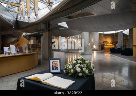 Un libro di condoglianze in memoria di Alex Salmond, al Parlamento scozzese di Edimburgo. L'ex primo ministro scozzese e attuale leader del Partito Alba è morto all'età di 69 anni sabato 12 ottobre 2024. Data foto: Mercoledì 16 ottobre 2024. Foto Stock