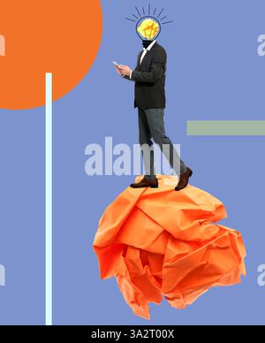 Collage artistico creativo. Uomo con una lampadina anziché la testa che usa lo smartphone e cammina su una palla di carta sgualcita su sfondo colorato. POS. Concettuale Foto Stock