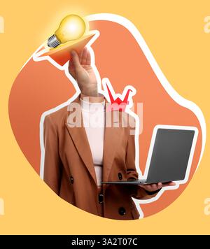 Grafica creativa. Donna con un piano di carta e una lampadina anziché la testa che regge un notebook su uno sfondo colorato. Un'idea di business o di startup Foto Stock
