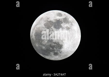 Berlino, Berlino. 13 marzo 2025. Una luna piena si vede nel cielo serale di Berlino, in Germania, il 13 marzo 2025. (Foto di Emmanuele Contini/NurPhoto) credito: NurPhoto SRL/Alamy Live News Foto Stock
