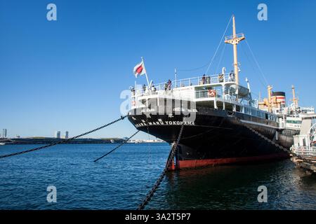 La vecchia nave di linea NYK Hikawa Maru che ha fatto il suo primo viaggio da Kobe a Seattle, ancorata nel porto di Yokohama, in Giappone come museo navale. Foto Stock