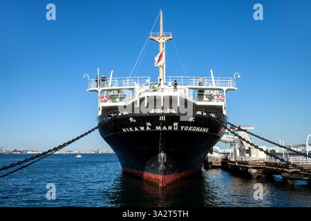 La vecchia nave di linea NYK Hikawa Maru che ha fatto il suo primo viaggio da Kobe a Seattle, ancorata nel porto di Yokohama, in Giappone come museo navale. Foto Stock
