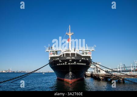 La vecchia nave di linea NYK Hikawa Maru che ha fatto il suo primo viaggio da Kobe a Seattle, ancorata nel porto di Yokohama, in Giappone come museo navale. Foto Stock
