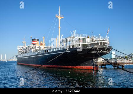 La vecchia nave di linea NYK Hikawa Maru che ha fatto il suo primo viaggio da Kobe a Seattle, ancorata nel porto di Yokohama, in Giappone come museo navale. Foto Stock