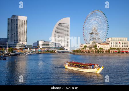 La ruota panoramica Cosmo Clock 21 nel quartiere Minato Mirai 21 di Yokohama con l'Intercontinental Yokohama Grand hotel alle spalle. Foto Stock