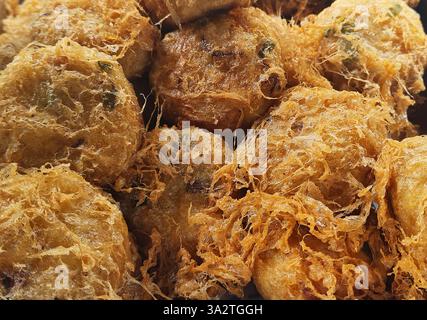 Perkedel kentang o tradizionali polpette di patate speziate indonesiane in un ristorante Masakan Padang. Foto Stock