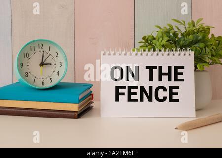 TEMPO DI DISINTOSSICAZIONE della parola scritta sulla nota adesiva sull'orologio analogico arancione appeso sulla recinzione su sfondo sfocato Foto Stock