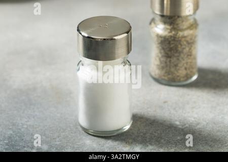 Agitatori organici per sale e pepe con tappi in metallo Foto Stock