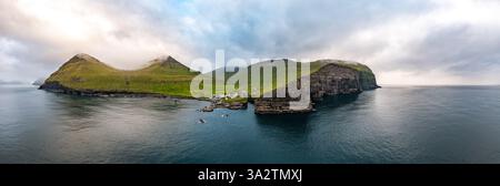 Splendida vista aerea delle Isole Faroe in tarda estate Foto Stock