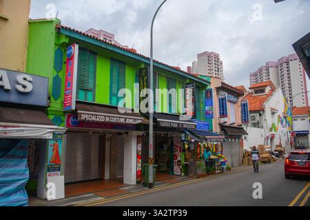 Edifici commerciali storici in Dunlop Street a Serangoon Road a Little India, quartiere di Rochor nell'area centrale di Singapore. Foto Stock
