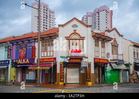 Edifici commerciali storici su Serangoon Road a Kerbau Road a Little India, quartiere di Rochor nell'area centrale di Singapore. Foto Stock