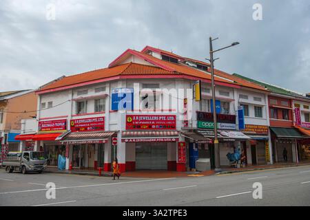Edifici commerciali storici su Serangoon Road presso Cuff Road a Little India, quartiere di Rochor nell'area centrale di Singapore. Foto Stock