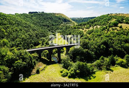 Viadotto di lapide, noto anche come viadotto di Monsal, ponte ferroviario in disuso, ora sentiero che attraversa Monsal Dale. Peak District National Park, Inghilterra Foto Stock