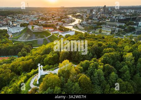 Vista aerea della città di Vilnius al tramonto dalla collina delle tre croci Foto Stock
