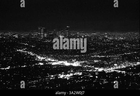 Los Angeles, California, USA, circa 1985. Vista della città di notte da un aereo. Foto Stock