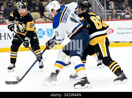 Pittsburgh, Stati Uniti. 13 marzo 2025. L'ala destra dei St. Louis Blues Alexey Toropchenko (13) corre al centro dei Pittsburgh Penguins Sidney Crosby (87) al puck durante il primo periodo contro i Pittsburgh Penguins alla PPG Paints Arena di Pittsburgh giovedì 13 marzo 2025. Foto di Archie Carpenter/UPI. Crediti: UPI/Alamy Live News Foto Stock