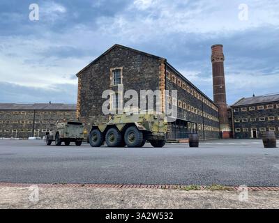 Un veicolo militare blindato d'epoca parcheggiato nella storica Crumlin Road Gaol, Belfast, Irlanda del Nord. Foto Stock