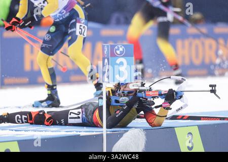 Pokjuka, Slovenia. 13 marzo 2025. La tedesca Franziska Preuss spara nella gara individuale di 12,5km durante la Coppa del mondo dell'Unione Internazionale di Biathlon (IBU) a Pokljuka, Slovenia, 13 marzo 2025. Crediti: Zeljko Stevanic/Xinhua/Alamy Live News Foto Stock