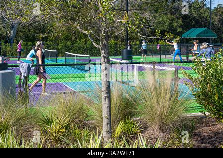 Donne che giocano a Pickleball al Yards Pickle Garden, situato all'interno della comunità del Sawgrass Players Club di Ponte Vedra Beach, Florida. (USA) Foto Stock