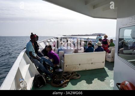 Dakar, Senegal - Vista del traghetto con partenza dal Porto di Dakar per Gorée Island. I passeggeri potranno ammirare gru cargo, navi e il vivace porto. Foto Stock