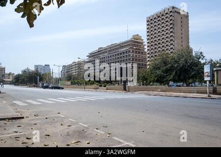 Dakar, Senegal – Vista di Place de l'Indépendance, la piazza centrale, circondata da edifici modernisti, il fulcro commerciale e amministrativo della città. Foto Stock
