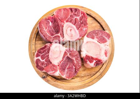 Ossobuco di vitello crudo in marmo, perfetta carne di gambo tagliata a croce per ricette tradizionali italiane e gustose cene di famiglia. isolato su dorso bianco Foto Stock