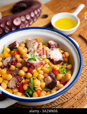 Polpo, ceci e insalata di verdure. Ricetta tradizionale spagnola di polpo salpicon tapa. Foto Stock