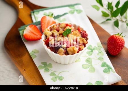 Fragole fatte in casa sbriciolano in una muffa singola, cotte nel forno. Foto Stock