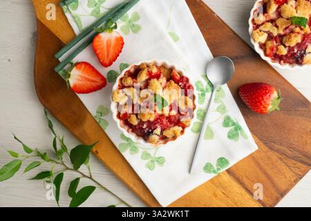 Fragole fatte in casa sbriciolano in una muffa singola, cotte nel forno. Foto Stock