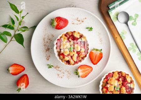 Fragole fatte in casa sbriciolano in una muffa singola, cotte nel forno. Foto Stock
