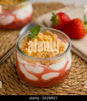 Fragole fatte in casa sbriciolano in una muffa singola, cotte nel forno. Foto Stock