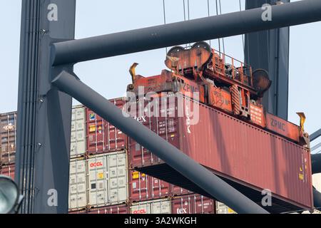 Hong Kong. Cina- 02.18.2025. Chiusura di un container trasportato su una nave da carico nel porto di Hong Kong. Foto Stock