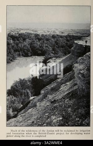 Gran parte della natura selvaggia della Giordania sarà recuperata da irrigazione e forestazione quando il progetto sionista britannico per lo sviluppo della potenza idrica lungo il fiume sarà completato da ' la Terra Santa e la Siria ' di Carpenter, Frank G. (Frank George), 1855-1924 pubblicato Garden City, N. Y., Doubleday, Page & Company 1922 Foto Stock