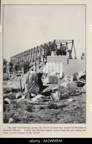 Il primo ponte in acciaio sul fiume Giordano fu chiamato così in onore del generale Allenby. Sotto il regime britannico lanci motoristici lungo questo flusso più sacro del mondo da ' la Terra Santa e la Siria ' di Carpenter, Frank G. (Frank George), 1855-1924 pubblicato Garden City, N. Y., Doubleday, Page & Company 1922 Foto Stock