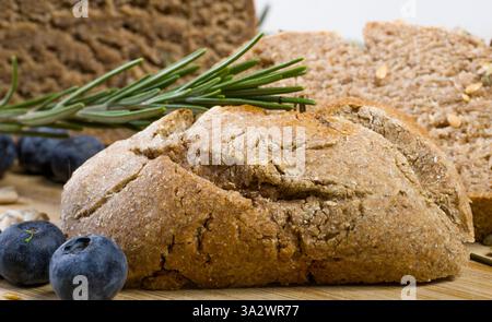 Un pezzo di pane fatto in casa di segale Foto Stock