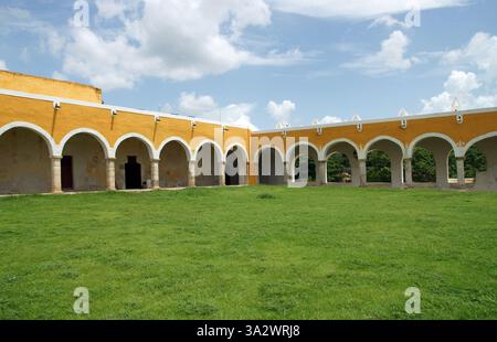 Messico. Stato dello Yucatan. Izamal. Monastero di sant'Antonio da Padova. 16° c. Patio. Stile coloniale spagnolo. Foto Stock