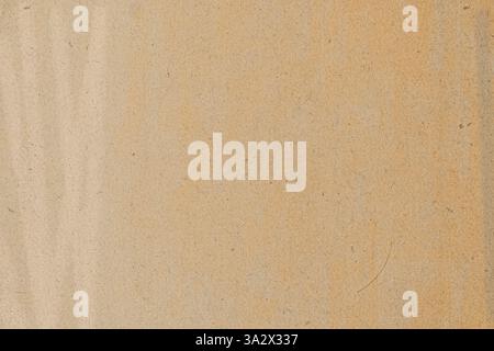 Primo piano di carta beige naturale con fibre sottili e una tonalità calda per l'uso nel design Foto Stock