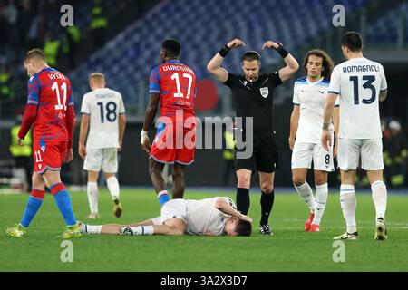 Roma, Italia 13.03.2025: L'arbitro Danny Makkelie aiuta Patric della Lazio infortunato durante la UEFA Europa League 2024-2025, turno 16, partita tra SS Lazi Foto Stock