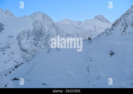 Tranquille piste vuote della stazione sciistica di Megève al mattino presto, Alpi francesi, Francia. Foto Stock