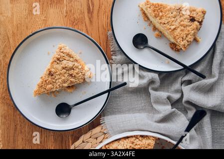 Un pezzo di cheesecake reale su un piatto bianco. Dessert sano. Foto di alta qualità Foto Stock