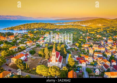 Veduta aerea del tradizionale villaggio dalmata di Grohote, Croazia Foto Stock