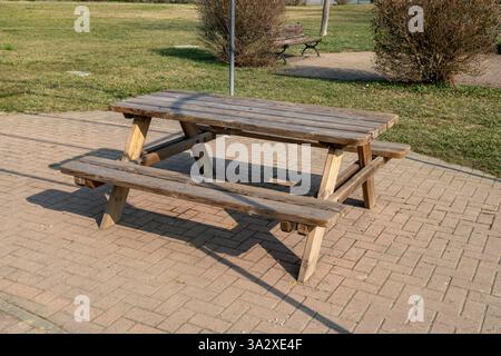 spazio pubblico dotato di tavolo in legno, per momenti conviviali all'aria aperta ideale per giocare, pranzi, picnic, rilassarsi con gli amici, diventare il massimo Foto Stock
