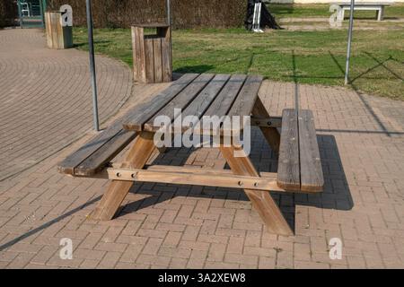 spazio pubblico dotato di tavolo in legno, per momenti conviviali all'aria aperta ideale per giocare, pranzi, picnic, rilassarsi con gli amici, diventare il massimo Foto Stock