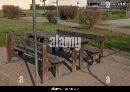 spazio pubblico dotato di tavolo in legno, per momenti conviviali all'aria aperta ideale per giocare, pranzi, picnic, rilassarsi con gli amici, diventare il massimo Foto Stock