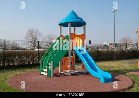 parco giochi per bambini, il gioco è una struttura colorata, divertente e interattiva che stimola la creatività e l'attività fisica. spazio ideale per socializzare Foto Stock