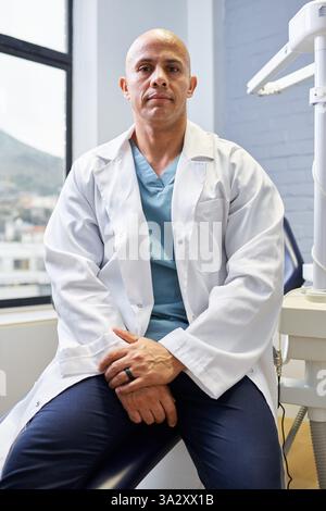Professionista medico maschile fiducioso in ambiente ufficio moderno Foto Stock